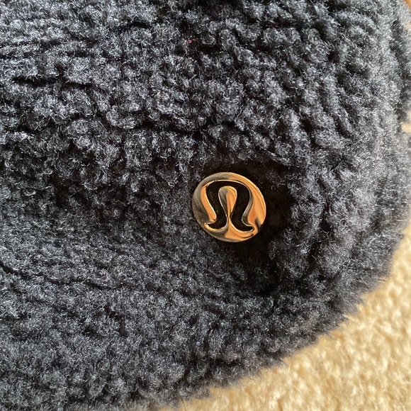Lululemon Everywhere Belt Bag black fleece gold hardware luxe nwt waist pack - Picture 4 of 10